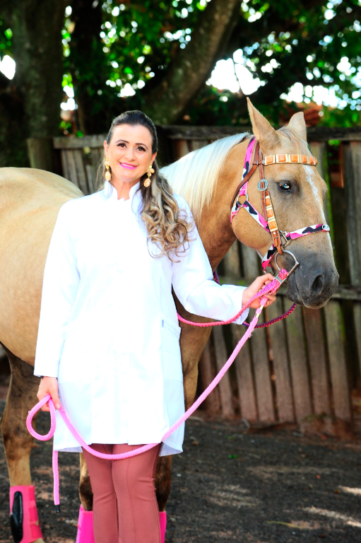 A fisioterapeuta dra. Adriana Dal Bem emprestando seu sorriso e simpatia para nossa coluna, que nesta semana homenageia as mulheres e as parabeniza pelo Dia Internacional da Mulher. Adriana é uma mulher guerreira e apaixonada pela vida, que luta e trabalha para o bem do próximo e comanda o Haras Antonio Dal Bem, Centro de Reabilitação em equoterapia, que atende portadores de necessidades especiais. Com seu carisma e profissionalismo ela  conduz com muita responsabilidade, firmeza e  simpatia este empreendimento. Parabéns pela mulher valorosa que és, Adriana