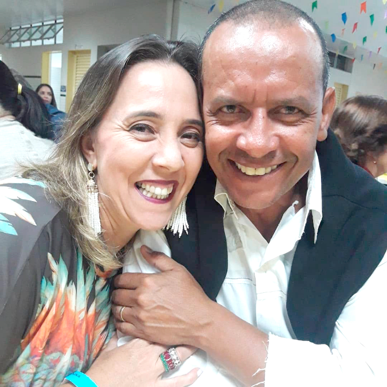 “Hoje é o seu dia, que dia mais feliz. Parabéns!” Com muita energia e alegria, a Personal Trainer do Votuporanga Clube, Delair Ferreira, celebra seu aniversário. Ela recebe todo o carinho do marido, Cal, e do primogênito, Arthur. Que seu dia seja tão intenso e feliz quanto você é todos os dias. Parabéns, Delair!