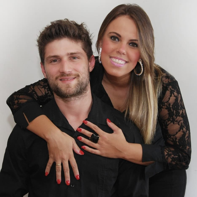 Michele Souza e João Guilherme comemoram nessa semana seus 16 anos juntos. O casal celebra suas “Bodas de Safira” e Michele deixou um recadinho lindo em sua rede social. Essa parte da declaração vale a pena registrar: “Construir uma família não é pra qualquer um não, exige muita coragem e dedicação! ‘O casamento perfeito’ é feito de duas pessoas imperfeitas, que se recusam a desistir um do outro! Obrigado por cuidar tão bem de mim e da nossa família”. Parabéns
Michele e João Guilherme. Que esses 16 anos sejam só o começo de uma longa caminhada na vida de vocês.