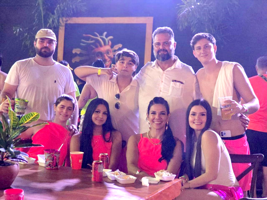 Quem comemorou a chegada de um novo ciclo de vida, no último sábado (04) foi o empresário, Fernando Castrechini! Ele celebrou a data festiva envolvida no abraço carinhoso de sua família que lhe dedicou todo o amor pela data. Parabéns Fernando, que Deus continue abençoando sua caminhada com muita saúde, sucesso e realizações. Um registro especial ao lado de sua família amada para marcar o dia festivo: Em pé, da esquerda para a direita: João Victor (genro), Vicentinho (filho), Fernando e Fernandinho (filho). Sentadas: Maria Victoria (filha), Manoele (enteada), Vânia (esposa) e Ana Flávia (norinha). Momentos assim mostram o verdadeiro valor do amor e da família!