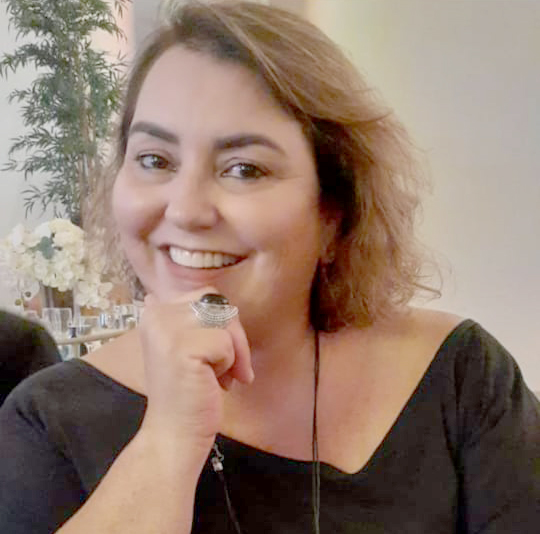 Silvia Dornelas emprestando seu sorriso e simpatia para nossa coluna, que nesta semana homenageia as mulheres e as parabeniza pelo Dia Internacional da Mulher. Silvia atua como gerente do Ville Hotel Gramadão e tem sido o braço direito de seu irmão Valmir Dornelas, empresário e diretor do hotel. Silvia conduz com muita responsabilidade, firmeza e simpatia este empreendimento. Parabéns pela mulher valorosa que és, Silvia