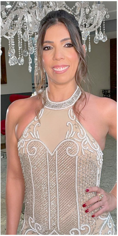 Claudia Gonzales, toda trabalhada na beleza e exuberância, e em traje de gala para prestigiar noite de formatura em medicina da dra. Carol Mariola