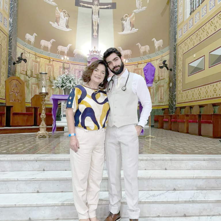 Registro memorável de Flávia Andrea Romano e seu filho Igor Romano em dia de missa ecumênica na Basílica de São Pedro em São José do Rio Preto, agradecendo a Deus pela bênção alcançada da formatura de Igor em medicina pela Universidade Brasil. Um brinde ao dr. Igor Romano e que Deus coroe de sucesso essa linda missão de salvar vidas!!!