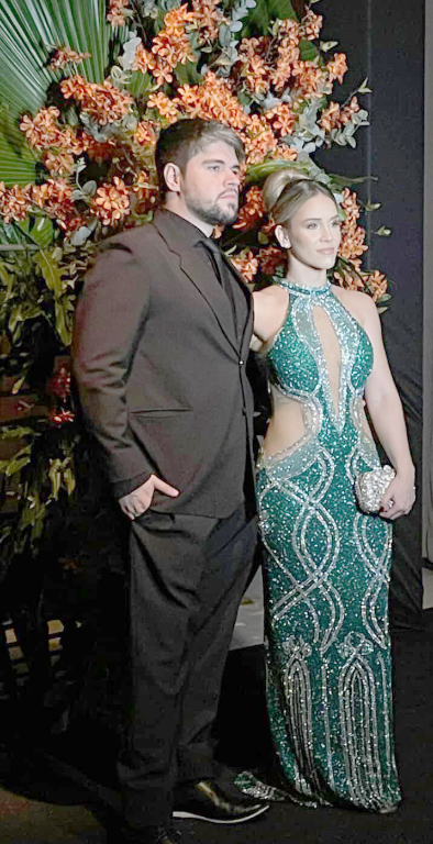 Amanda Neves e seu irmão Vinícius Neves na noite de gala de formatura da agora dra. Amanda, que concluiu sua faculdade de medicina pela Universidade Brasil e celebrou esta grande conquista com sua família e amigos em um jantar de gala e um grande baile que aconteceu recentemente no Villa Conte em Rio. Parabéns a Amanda e sucesso nessa nobre profissão escolhida