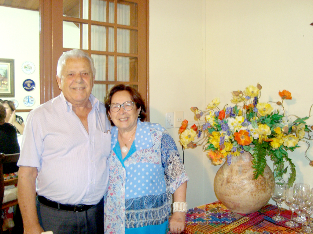 Quem completa mais um ano bem vivido hoje é Rames Cury. Na foto ao lado da esposa Maria Antonia que puxa a fila dos cumprimentos nesta data especial. Parabéns! 