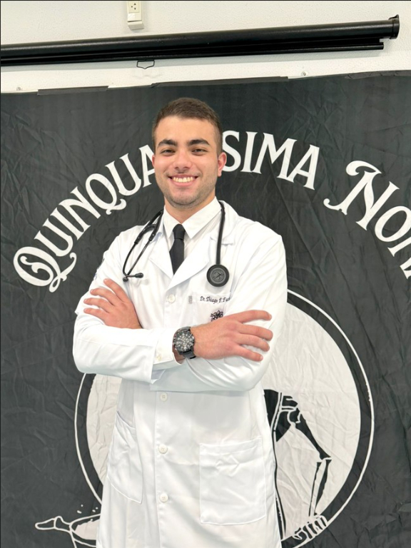 Com imenso orgulho, a família Figueira da Costa celebra a formatura do jovem doutor Thiago Figueira da Costa Furtado, que concluirá o curso de Medicina na quinta-feira, 30, na PUC Campinas. A família, cheia de carinho e alegria, marcará presença em todos os momentos especiais da cerimônia: missa, jantar, colação de grau e baile de formatura. Estarão ao seu lado o avô Joaquim Figueira da Costa, a avó Wanda, a tia Eliane Figueira da Costa Casseb, o tio Marcelo Casseb e a prima Beatriz Figueira Casseb, além de todo o carinho que recebe da mãe, Márcia Figueira da Costa, que reside junto a ele em Jundiaí.  Parabéns, doutor Thiago! Que sua jornada seja iluminada pelas bênçãos de Deus e repleta de sucesso!