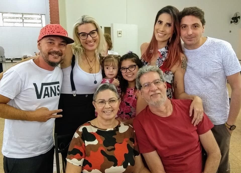 Nosso querido cerimonialista, Orlando Ribeiro, comemorou ontem 38 anos de casado e teve ‘textão’ sim em sua rede social, por sinal muito lindo e emocionante como tudo o que ele escreve. Orlando e Lurdinha brindaram suas ‘Bodas de Carvalho’, a família celebra com muita alegria essa feliz união conjugal que vem multiplicando o amor, ao longo dos anos. Parabéns ao casal, que o amor continue se multiplicando e 38 anos não é tempo nenhum para quem tem uma vida inteira pela frente e uma eternidade para viver juntos. Na foto, Orlando Ribeiro, Lurdinha e toda sua família.