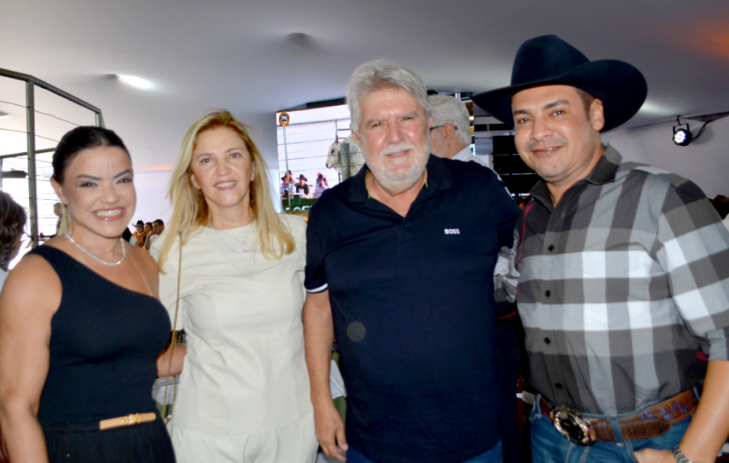 Rosana e Tercio Miranda, grandes investidores no universo dos rodeios, celebram ao lado do prefeito Jorge Seba e da primeira-dama Rose Seba a realização do 1º Leilão de Gado da Cia Tércio Miranda, ocorrido em Rio Preto na tarde do último sábado (08). Durante o evento, Seba reforçou o apoio e a parceria entre os setores público e privado, com o objetivo de impulsionar o rodeio, atraindo mais investimentos e gerando novas oportunidades para nossa cidade. O futuro do evento é promissor e cheio de grandes expectativas.