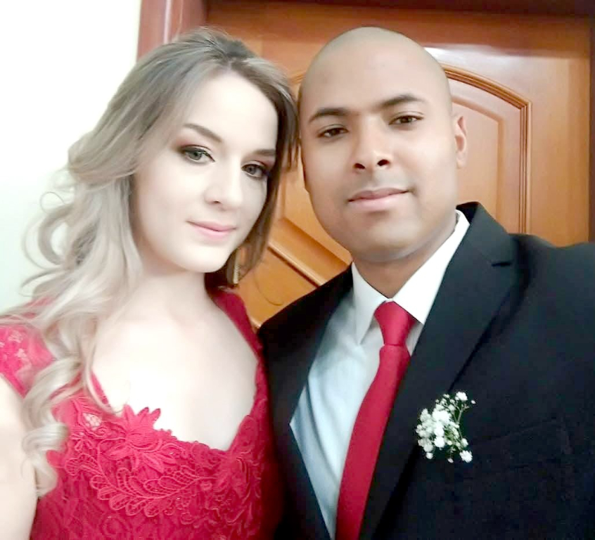 Hoje, dia 14, Lais Ferreira de Souza comemora seu aniversário com um presente em dose dupla: a aprovação no concurso da Polícia Civil do Estado de São Paulo!  Ela recebe as felicitações e homenagens do esposo Paulo Vitor, da filha Laura, dos pais Milton e Silvana, dos irmãos Laurindo e Lucas, além das cunhadas Tamires e Ayla e do sobrinho Guilherme. Parabéns, Lais, por essa conquista incrível e por mais um ano de vida.