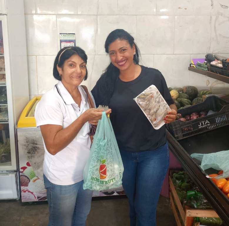 A ouvinte da Rádio Cidade 94,7 FM foi a ganhadora da vez e levou para casa um delicioso kit especial para o almoço de Domingo de Páscoa. A entrega foi feita por Elisângela, proprietária do Hortifruti Recanto da Mata. A sorte sorriu para Zete e pode sorrir para você também! Participe da programação da Cidade FM e concorra a prêmios todos os dias! Rádio Cidade FM 94,7 — Sempre mais você!