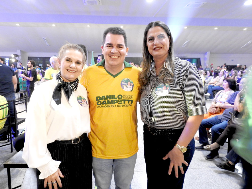 Rosinha Miron, vice-prefeita de Américo de Campos, prestigiou o lançamento oficial da campanha de Danilo Campetti ao lado do prefeito Rafael Marioto e da presidente da Câmara Municipal, Taila Maria. Realizado na noite da última sexta-feira (21), no Assary Clube de Campo, em Votuporanga, o evento marcou o início oficial da candidatura de Danilo na cidade e em toda a região. Amigos e apoiadores do candidato, os representantes de Américo de Campos reforçaram a mobilização regional em torno do projeto político de Campetti, em uma noite marcada pelo diálogo, pela união de lideranças e pelo fortalecimento de alianças.
