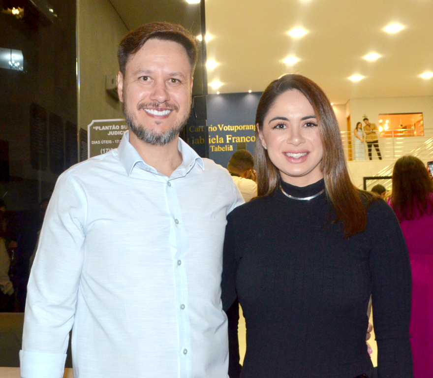 Em um registro especial, o delegado Rafael Latorre, à frente da DISE de Votuporanga, ao lado de sua esposa, Camila Furtado, que em breve receberá o tão sonhado diploma de Medicina. O casal foi clicado em uma agradável noite de celebração em recente evento aqui na cidade. 