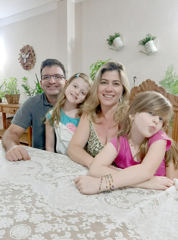 Alexandre Oratti soma mais um ano de vida hoje e comemorou este dia feliz junto à sua família e amigos. A homenagem especial ele recebe da equipe de colaboradores da Clínica Odonto Face, onde é sócio proprietário. Parabéns ao dentista e que a alegria pela chegada de um novo ciclo transborde seu coração de amor e gratidão pela vida. Na foto, Alexandre, sua esposa Glaucia Ribeiro e seus filhos Vítor, Sofia e Giulia