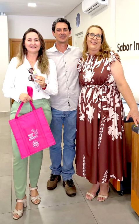 Fabiana Agostini e seu marido, Júnior Prete, marcaram presença em um momento especial ao lado da amiga Gislaine Miani. O casal aproveitou a tarde de ontem para saborear as delícias da recém-inaugurada sorveteria MIX Sorvetes e, claro, prestigiar de perto esse novo e promissor investimento. Entre sorrisos, boas conversas e sabores irresistíveis, o encontro foi uma combinação perfeita de amizade e celebração, desejando ainda mais sucesso à Gislaine nessa nova conquista!