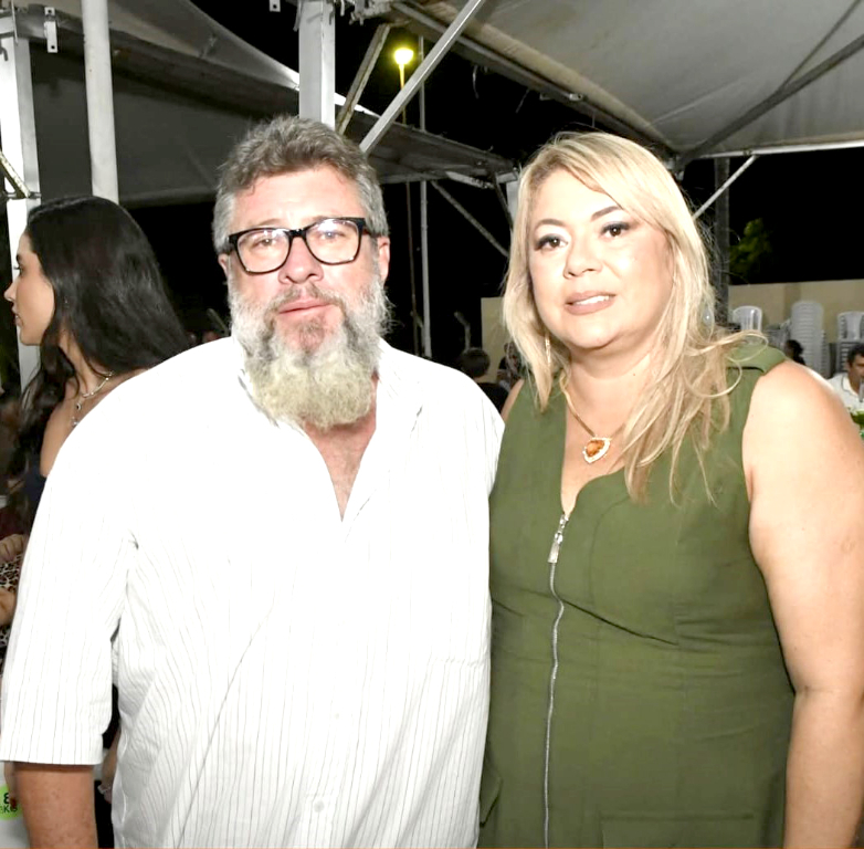 Com dedicação e compromisso, Elizângela Garcia, assessora do município de Álvares Florence, esteve à frente da organização da grandiosa quermesse das escolas realizada no último sábado. O evento reuniu os munícipes em uma noite marcada por alegria, união e aquele clima acolhedor que só as tradições conseguem proporcionar. Entre sabores típicos, reencontros e muita animação, a festa foi um verdadeiro sucesso, reforçando o orgulho e a cultura do povo de Álvares Florence. Uma celebração linda, que mantém viva a essência e as raízes da comunidade. Na foto Elizangela e seu marido Reginaldo Garcia.