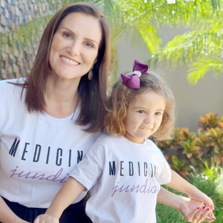 Ontem, foi dia da princesinha Alice Roma assoprar as velinhas para comemorar seus três aninhos de vida. Felizes e com o coração cheio de gratidão estão os pais da pequena aniversariante,o cirurgião plástico dr. Roma Júnior e a mamãe dra. Daniela Polizelli Roma.Também, com um presente tão lindo assim recebido por DEUS o sentimento que transborda realmente é a gratidão. Parabéns Alice, que Papai do Céu te cuide com muita saúde, amor e proteção divina.Viva a Alice!!!