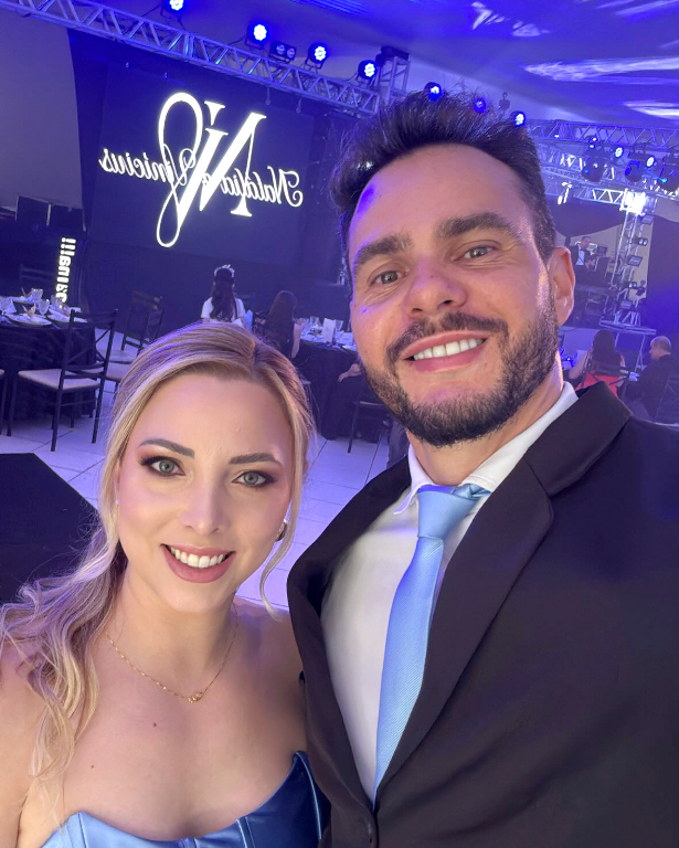 A médica cardiologista, Dra. Gabriela Davanço Lupo e seu marido, Maurício Pântano, acompanhando emocionados o casamento de Natália Pântano e Vinícius Vilalva. O casal testemunhou um momento inesquecível, repleto de amor e felicidade, onde dois corações se unem para uma vida juntos.