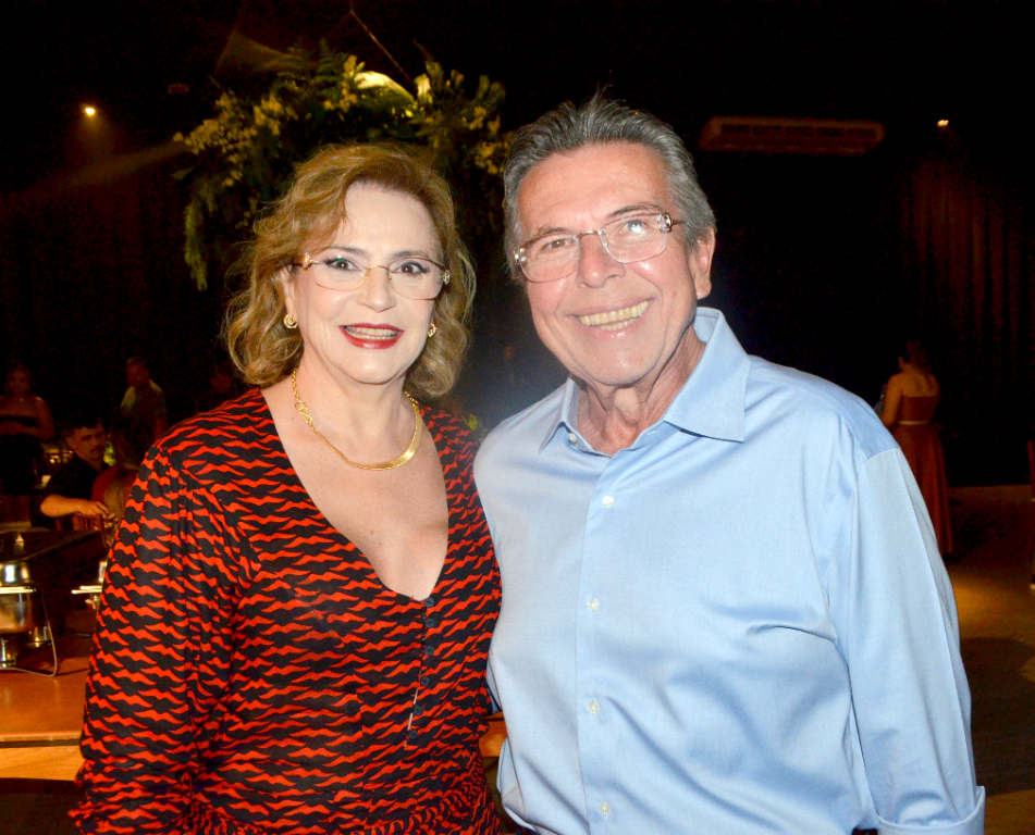 - Esta quinta-feira é de comemoração especial para a família Pignatari, que celebra mais um ano de vida do Deputado Estadual Carlos Eduardo Pignatari. Ao lado de sua esposa, Marli Pignatari, ele recebe o carinho de amigos e familiares em uma data marcada por gratidão, abraços e muitas homenagens. O momento também reflete o reconhecimento pelo trabalho que vem realizando por Votuporanga e toda a região. Parabéns, Carlão! Que não faltem saúde, alegrias e muitas conquistas neste novo ciclo.