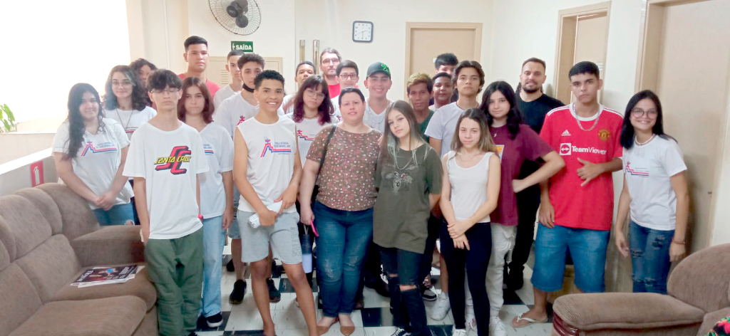 No dia 24 de outubro O GRUPO CIDADE DE COMUNICAÇÃO recebeu uma visita muito especial dos alunos da escola Dr. José Manoel Lobo, que vieram fazer um tour em nossa sede de jornalismo e conhecer a rotina diária de um jornal impresso e uma emissora de rádio. Os alunos do 1A, 1B, 1C e 3ª série B do ensino médio, estavam acompanhados de seus professores Ederson Segantini, Lucas Hebster, Rosilaine Freitas, Fábio Pinhatari e Elizélia Bianchi. A visita foi muita produtiva para os alunos e professores que conheceram um pouquinho de como se desenrola o dia a dia de uma empresa de comunicação e nós do Grupo Cidade Comunicação agradecemos a visita e estamos sempre de portas abertas para demonstração de nossa empresa 