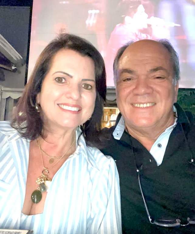 O empresário Paulo da Cruz Oliveira celebra idade nova nesta quinta-feira, 12 de março, recebendo todo o carinho e as felicitações de familiares e amigos pela data especial. Ao seu lado, compartilhando esse momento de alegria, está sua esposa, Mari Oliveira, que faz questão de celebrar mais um capítulo da vida do aniversariante com muito amor. Parabéns Paulo! Que este novo ano seja repleto de saúde, paz, conquistas e muitas bênçãos, com sonhos realizados e motivos de sobra para sorrir todos os dias.