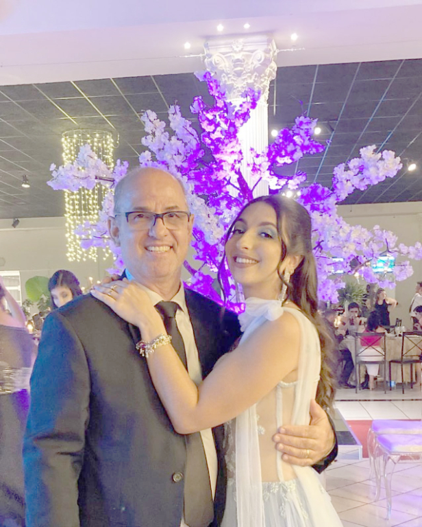 Dia festivo hoje para Luís Henrique Modé Pereira que comemora seu aniversário cercado pelo carinho de sua esposa Glaucia Gorayb e sua filha Ana Luísa. Felicidades ao aniversariante, que seu dia seja especial e dê início a um novo ano de vida maravilhoso. Na foto Luís Henrique e sua filha Ana Luísa