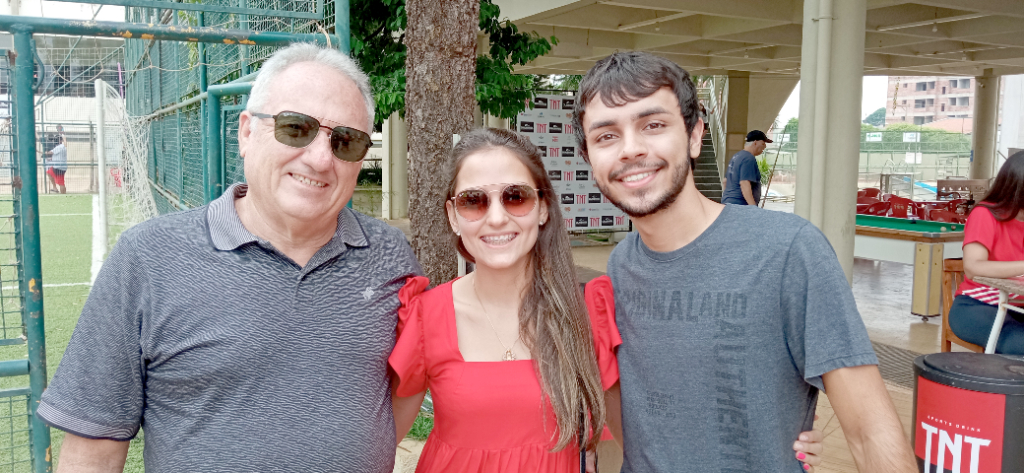 Lutio Moretim, sua filha Letícia e seu namorado Vítor curtindo o final de semana no VotuClube e torcendo pelas duplas de beach tennis que participaram do torneio que agitou a cidade neste final de semana 