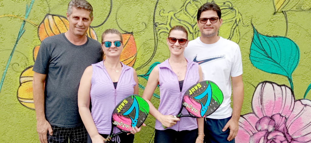 Os casais Aguinaldo Giolo e Claudinha Giolo mais Melina Zaparoli e Rodrigo Zaparoli. Claudinha e Melina participaram do 1º Torneio de Beach Tennis do VotuClube, já os maridos foram torcer pra elas 