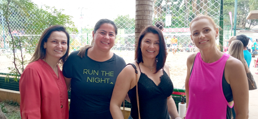 As belas, Vanessa Baldissera, Adriana Barbizani Malvas, Danatiele Clemente Celeri e Amanda Castrequini prestigiando tarde movimentada no Votuporanga Clube no final de semana, onde aconteceu o 1º Torneio de Beach Tennis do VotuClube