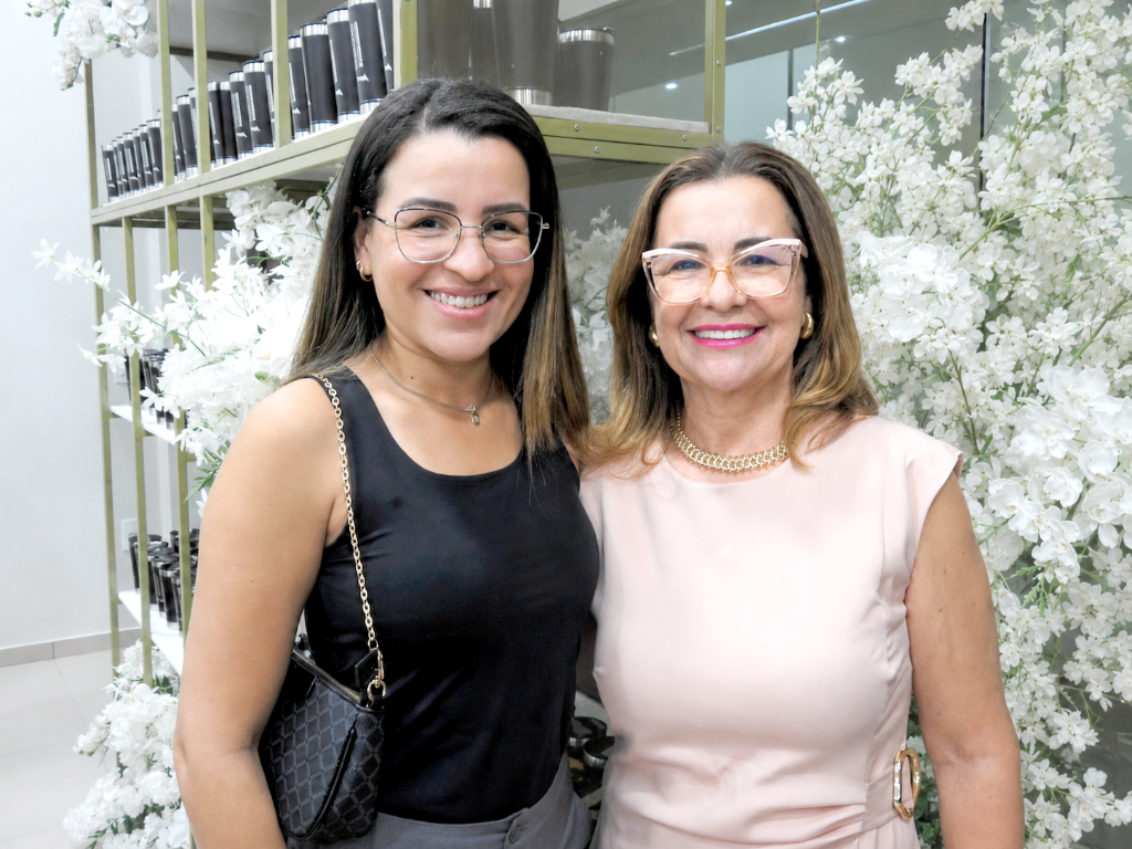 A corretora de imóveis Lígia L. Lacerda Lisboa, ao lado da filha Bruna, prestigiou a inauguração das novas instalações do 1º Tabelião de Notas de Votuporanga, conduzido pela Dra. Alyne Yumi Konno.