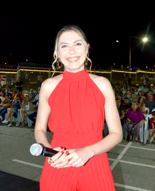 Flávia Galdiole, gestora da TV Unifev, conduziu com muita alegria e emoção a noite de lançamento do Natal Unifev. O Colégio Unifev promoveu uma grande festa repleta de luzes, cores e apresentações natalinas, que marcou oficialmente o início das festividades do Natal Unifev. A noite ficou ainda mais especial com a tão esperada chegada do Papai Noel, enchendo o evento de magia e encantamento.