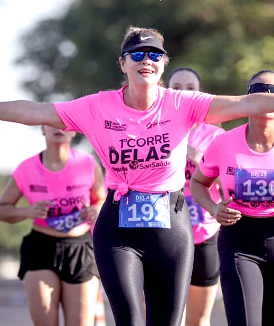 Realizada na manhã do último domingo, a 1ª Corrida Feminina “ CORRE DELAS” foi um sucesso total e coloriu de rosa todo o parque de Lazer e Cultura de Votuporanga. O evento foi uma iniciativa promovida pela Associação Comercial de Votuporanga (ACV), por meio da Rede de Negócio Delas, e pelo SanSaúde, reunindo mulheres de todas as idades em uma manhã voltada ao movimento, à saúde e à integração. Para a presidente da ACV, Natália De Haro, a iniciativa nasceu da vontade de proporcionar experiências diferenciadas às mulheres, reforçando a parceria em ações que incentivam qualidade de vida e ocupação saudável dos espaços públicos. A animação ficou por conta da DJ Ju Balbi, que levou muita música para embalar as participantes que tiveram uma manhã de superação e metas alcançadas. Na foto um registro de Marisete Matavelli, uma das maratonistas de nossa cidade