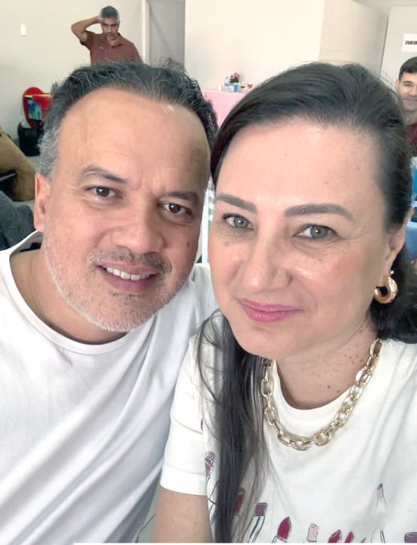 Sextou com festa e alegria para o advogado Thiago Brandão Oliveira, que comemora mais um ano de vida. O carinho especial vem de sua esposa, Jussara, e dos filhos Lívia e Vinicius, que puxam a fila dos cumprimentos nesta data tão especial. Parabéns ao aniversariante! Que seu dia seja repleto de boas surpresas, abraços carinhosos e muitos momentos felizes.