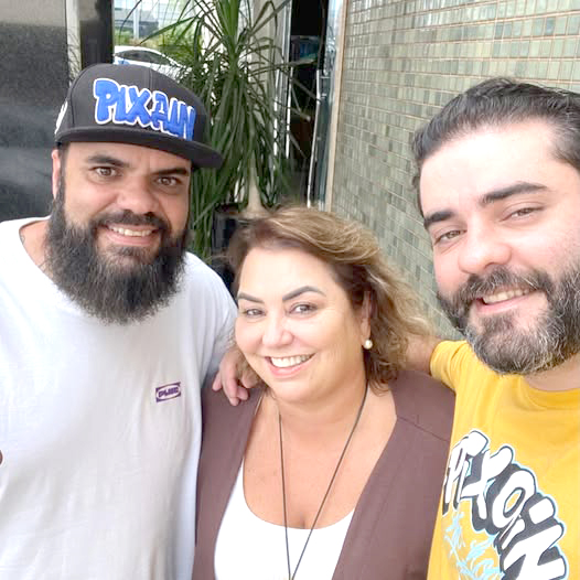 Um dia mais que especial marcou a vida da mamãe Silvia Dornelas, que celebrou o aniversário de seus filhos, Lucas e Vitor, unidos não só pelo amor, mas também pela mesma data de nascimento, com cinco anos de diferença. Cheia de carinho, ela compartilhou uma emocionante homenagem nas redes sociais:
“Meus filhos, eu amo vocês mais do que consigo explicar. Tenho muito orgulho dos homens que vocês se tornaram: honestos, responsáveis e trabalhadores. Que Deus abençoe muito a vida de vocês com saúde, proteção, paz e muitas conquistas. Feliz aniversário, Lucas e Vitor. A mamãe ama vocês infinitamente.” Uma linda demonstração de amor que encanta e inspira, revelando a força desse vínculo tão especial entre mãe e filhos. 
