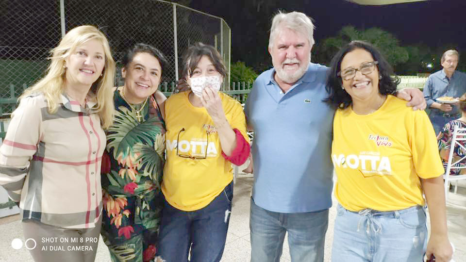 A primeira dama Rose Seba, Lúcia Sforza, o prefeito Jorge Seba e Lia, prestigiando a “Feijuca da Vovó”, que aconteceu no último sábado no salão social do Assary Clube de Campo. A feijoada bateu recorde de público onde foram vendidos 1.000 ingressos e a renda revertida para o LAR VIVER BEM