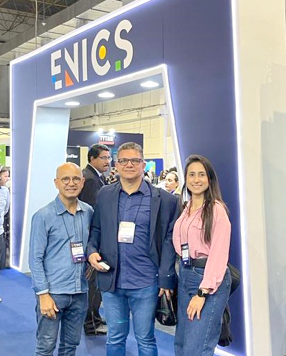 O empresário Lauro Ferraz, o consultor de financiamentos imobiliários, João Carlos do Nascimento e Dainara Bertolini presentes na 5ª ENICS. A feira é um dos maiores eventos realizados sobre “Inovação na Construção a Seco”, que foi realizada em São Paulo, nos dias 04 e 05 de maio, na Expo Center Norte e reuniu os maiores investidores, empresários e comerciantes da área da construção civil