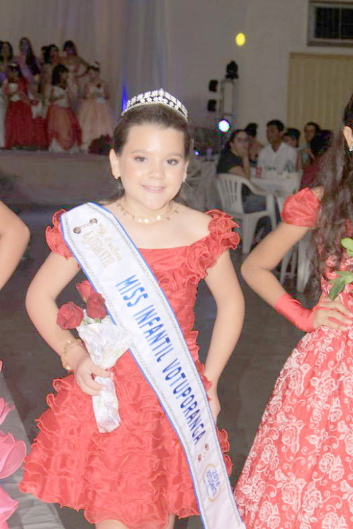 Gabrielle Siqueira Borges, miss Votuporanga Infantil 2018, irá passar a faixa para sua sucessora,dos anos de 2019 e 2020, anos em que não houve a realização do evento por conta da pandemia. Beto Ferraz, o idealizador do concurso tradicional em nossa cidade, avisa que estão abertas as inscrições para a seleção, que será realizada por foto para a escolha das Misses e Misters Votuporanga Estudantil. Os escolhidos serão coroados em Cerimônia de Gala presencial, para representarem a Votuporanga, em outubro deste ano, na cidade de Ibirá, na fase estadual do concurso.Informações e envio de fotos para seleção pelo WhatsApp:(17) 99667-8652. 

Serão escolhidos um casal de cada categoria para o ano de 2019 e um casal de cada categoria para o ano de 2020. Ascategoriassão:
04 a 06 anos - mini miss e mini mister;
07 a 10 anos - miss e mister infantil;
11 a 14 anos - miss e mister pré teen;
15 a 18 anos - miss e mister teen;
16 a 30 anos - miss e mister estudantil.
