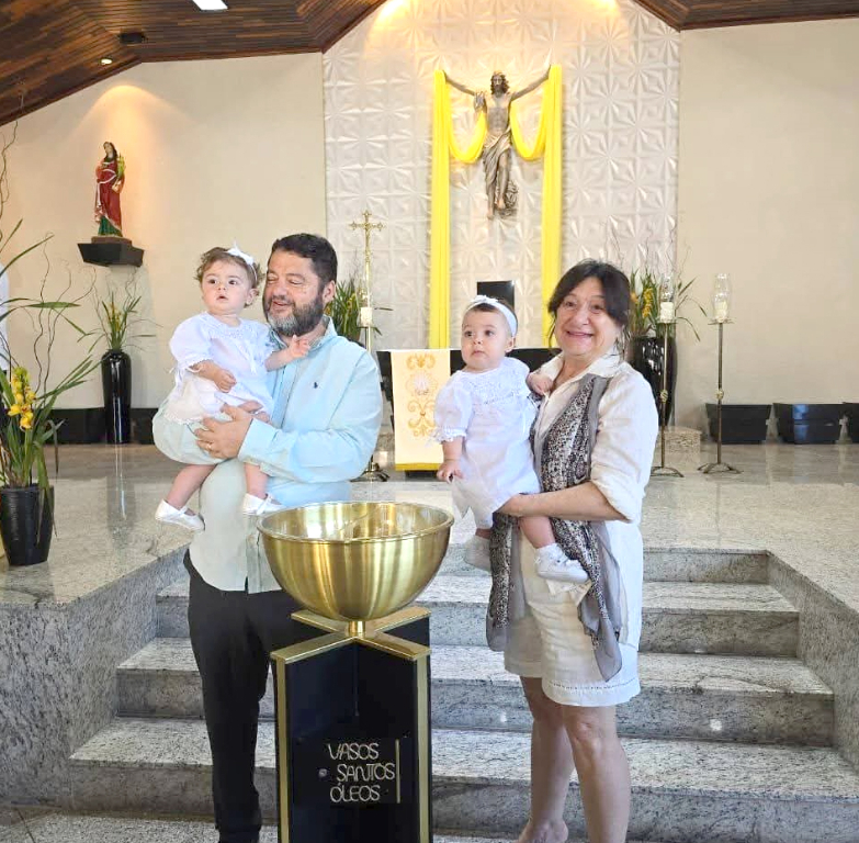 O domingo (10) será marcado por alegria e muitas comemorações para a querida Lúcia Sforsa Silva, que celebra mais um ano de vida com o coração repleto de gratidão. Ao lado do esposo César, dos filhos Stephano e Pâmela Sforsa, e das adoráveis netinhas, junto dela na foto,  a data se torna ainda mais especial e cheia de significado. A celebração também reúne o carinho de amigos e dos colaboradores do escritório Líder Azienda, que fazem questão de homenageá-la neste dia. Profissional admirada e dona de uma trajetória inspiradora, Lúcia merece um novo ciclo repleto de conquistas, saúde, alegrias e momentos inesquecíveis. Parabéns e muitas felicidades!