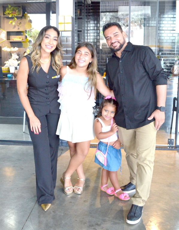 Uma explosão de doçura e alegria toma conta da nossa coluna social de hoje. Quem está em festa é a encantadora Louise Costa Peralti, que celebrou seus 11 anos no último dia 08 de maio. Dona de um sorriso cativante, ela ilumina a vida dos pais, Cláudio e Dani Peralti, além de encher de carinho os dias da irmãzinha Elis. Louise é sinônimo de amor, leveza e muita alegria, deixando por onde passa um rastro de ternura e felicidade. Que Deus continue abençoando sua caminhada, e que sua história seja sempre escrita com cores vivas, sorrisos sinceros e muita magia! Felicidades, Lolo! 
