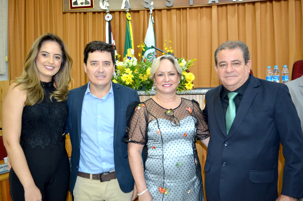 O prefeito de Álvares Florence, Adilson Leite, e a primeira dama, Neusa Leite, juntos do vice-prefeito Leandro Romero e sua esposa Beatriz Giovanini, na Sessão Solene realizada na Câmara Municipal de Álvares Florence em comemoração aos 74 anos de história do município, ocorrido na manhã de ontem. No último sábado, eles foram os anfitriões e recepcionaram o grande público presente na Praça da Matriz, onde foi realizado do grande show de Di Paullo & Paulino em comemoração ao aniversário da cidade. A semana segue intensa com atos solenes e inaugurações de obras concluídas 