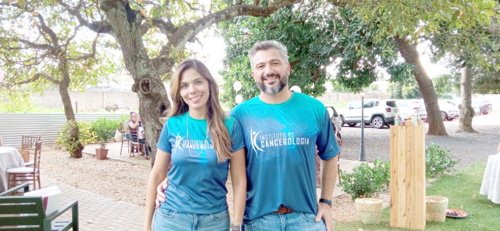 Seguindo com as comemorações do “Dia Internacional da Mulher” os diretores do Instituto de Cancerologia Dr. Hamilton Zúniga e Débora Cristina prepararam uma tarde muito especial para homenagear suas pacientes. A gestora do Instituto Débora Cristina Zúniga, organizou um evento no Café Perene que reuniu grande parte da equipe de colaboradoras, bem como pacientes e seus familiares. A reunião contou com palestras, depoimentos de pacientes curadas, testemunhos de superação, músicas e sorteios de brindes. A tarde foi de confraternização, e a paisagem bucólica do local deu um toque todo especial ao encontro, que foi um sucesso. Parabéns Débora pela impecável organização e simpatia de sempre. O profissionalismo, carinho e dedicação que o Instituto de Cancerologia tem para com as pacientes é digno de aplausos!!!
