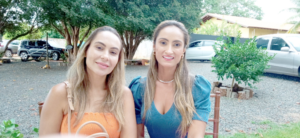 As amigas Bruna Ferraz e Ligia Belucio abrilhantando o encontro do Instituto de Cancerologia da amiga Débora Zúniga