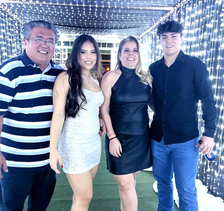 O empresário Tomio Abê celebra mais um aniversário no próximo dia 16 de março e compartilhada a alegria do dom da vida com o carinho da família e de muitos amigos. Ao seu lado, dividindo esse momento de gratidão, estão sua esposa, Patrícia Lara, e os filhos Midori e Gabriel Abê, junto dele na foto.  Parabéns, Tomio! Que o novo ciclo seja repleto de conquistas, saúde, alegrias e muitas realizações.