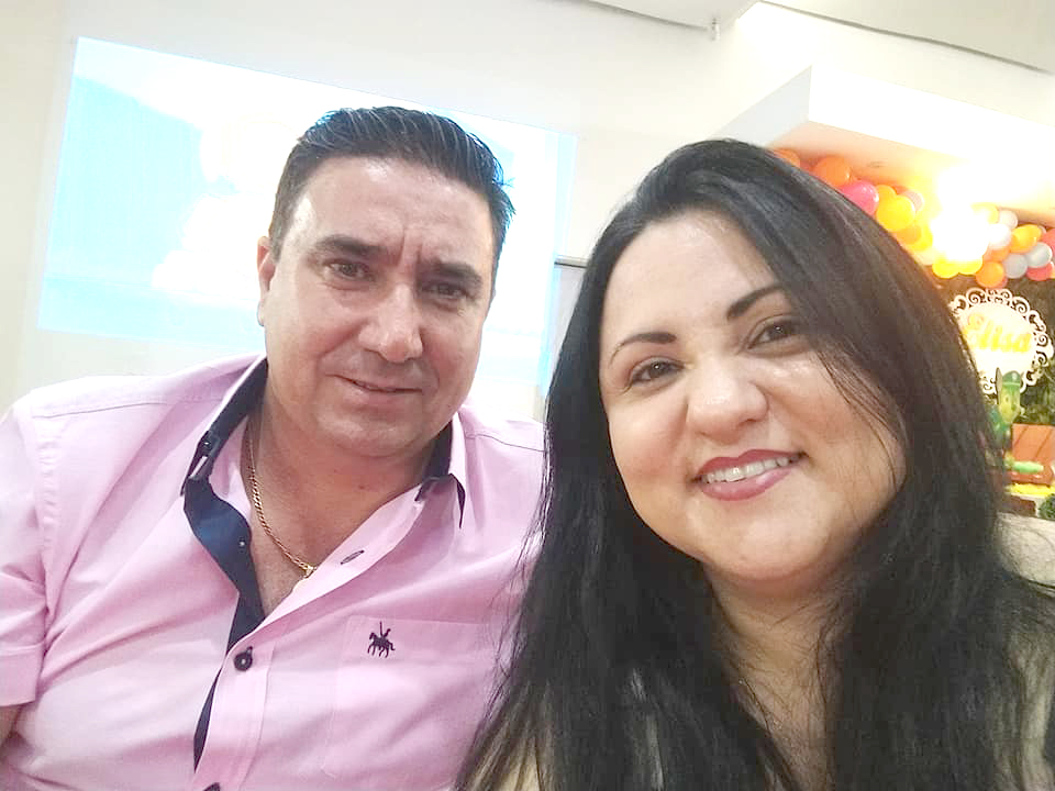 A segunda-feira começou com alegria para César Sasso, que contemplou idade nova ontem e comemorou a data cercado pelo carinho de sua esposa Meireellen Sasso e seu filho. O empresário também recebeu os cumprimentos de amigos e familiares. 