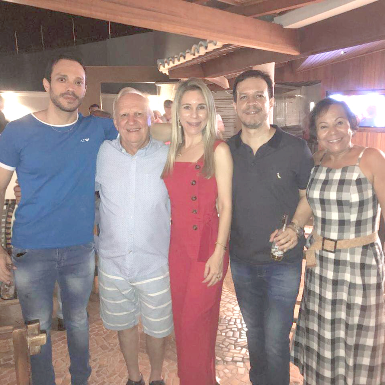 E o dia será de felicidade hoje para a família Mejan, que comemora mais um ano de vida do patriarca Nélson Mejan. Na foto, o empresário Nélson Mejan, junto a sua esposa Vilma Mejan e seus filhos, Rafael, Herivelton e Luciana, dos quais ele receberá as homenagens e o carinho especial pelo dia de hoje. Parabéns ao feliz aniversariante. 