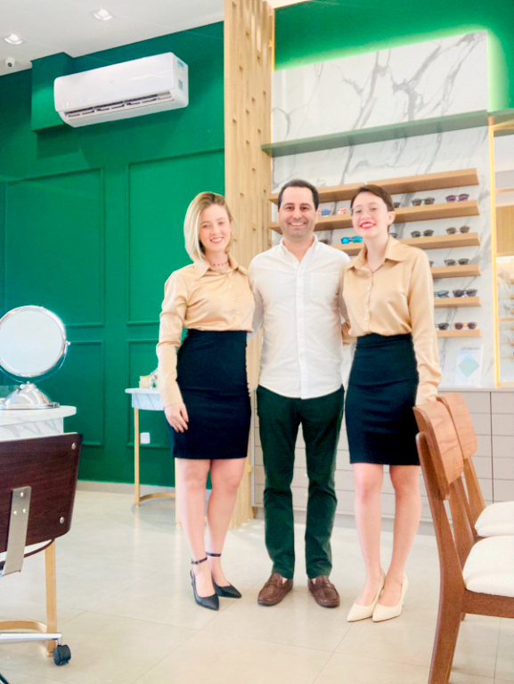 Marina Suany Rodrigues Wanessa, Guilherme Dalul Gomez, Yasmin Carvalho De Andrade recepcionando amigos e convidados na manhã do último sábado na inauguração da nova Óticas Gomes aqui em Votuporanga