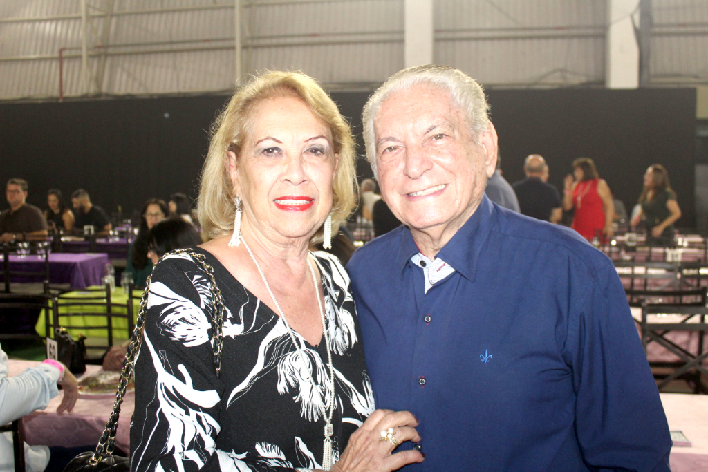 O mês de outubro se encerra com festa e cumprimentos para o respeitado médico Dr. João Anísio Ferreira, que brinda hoje (30) mais um ano de conquistas e experiências. Ao lado da esposa Marisa, que lidera as homenagens e lhe dedica seu amor e atenção que a data requer, ele recebe o afeto dos filhos, noras, netos e do grande círculo de amigos que reconhecem sua trajetória admirável. Feliz aniversário Dr. João Anísio! Que não faltem saúde, alegria, paz e sucesso neste novo ciclo. 