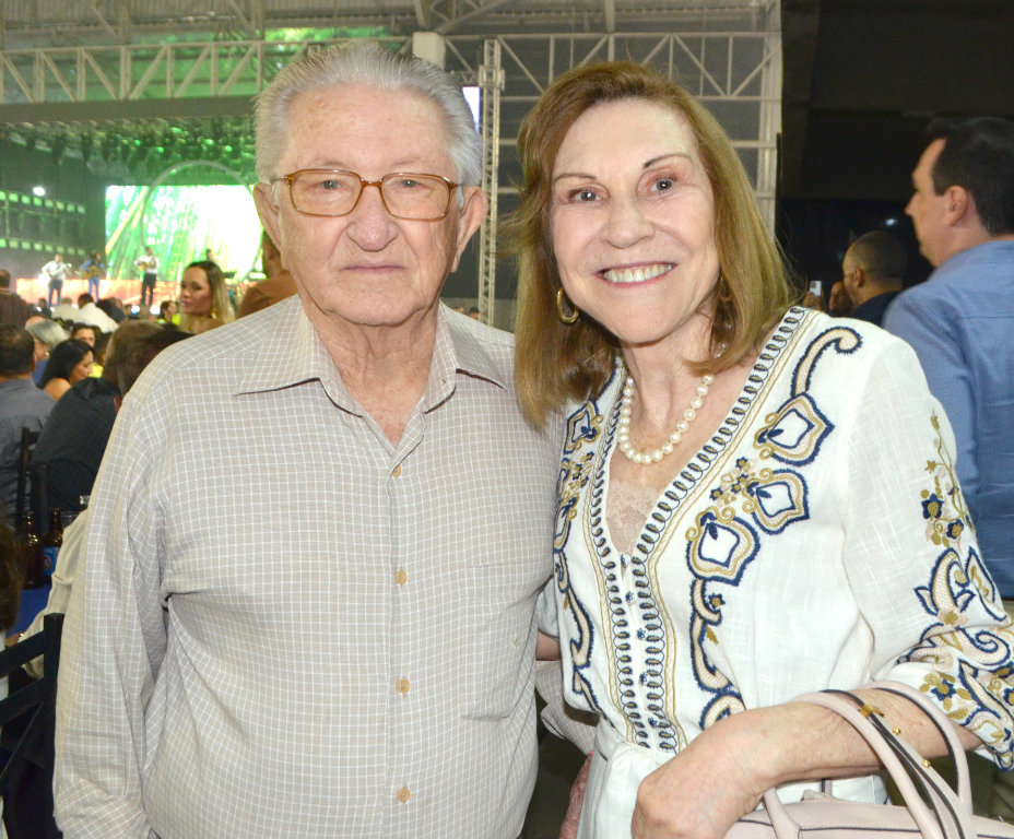 Com simpatia e elegância, o casal Paula Vasquez e Arcídio será o grande anfitrião da noite. Paula, presidente da UDEMO, recebe com carinho os diretores de escola aposentados para o tradicional jantar de confraternização anual da associação, um momento de celebração, reencontros e boas lembranças desses excelentes profissionais que tanto contribuíram para a educação e hoje desfrutam de uma merecida aposentadoria.