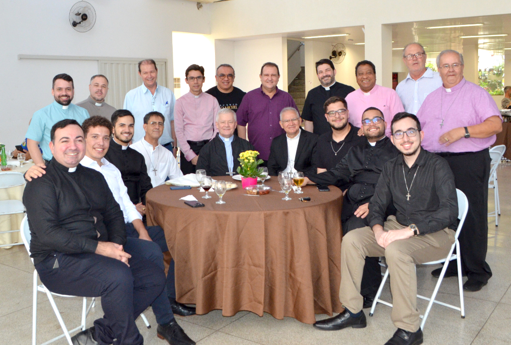 Um momento de comunhão e alegria marcou a inauguração da nova Cúria Diocesana de Votuporanga. O Bispo Dom Moacir foi acolhido com carinho pelos padres das paróquias, em um encontro repleto de fé, fraternidade e gratidão. Juntos, celebraram uma nova etapa de evangelização e serviço ao povo de Deus