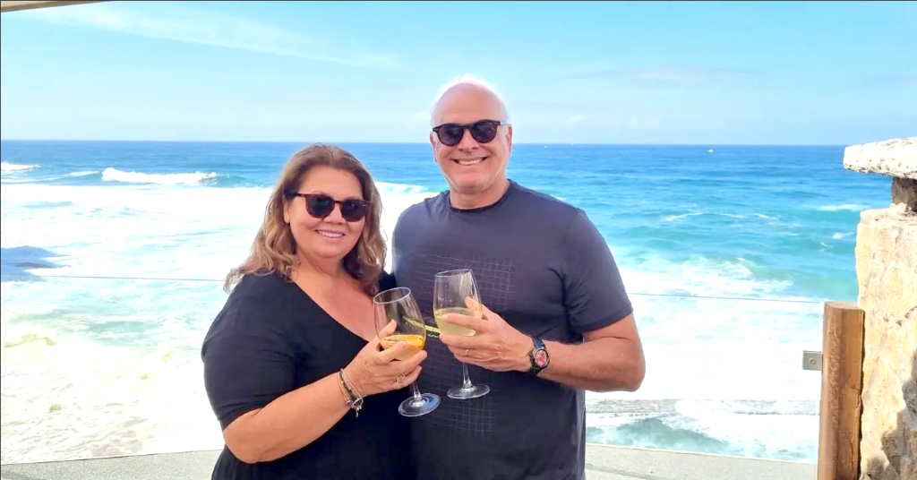 O dia ontem (22) foi de celebração para Márcia Cardoso Gianoti, presidente da APAE de Votuporanga, que completou mais um ano de vida. Cercada pelo carinho da família, amigos, colaboradores e assistidos da APAE, ela recebeu homenagens por sua dedicação, generosidade e compromisso com o próximo. Na foto, um momento especial ao lado do esposo, Dr. Douglas Gianoti, sempre presente com afeto e companheirismo. Parabéns, Márcia, por mais um capítulo de luz na sua história! Que este novo ciclo venha repleto de saúde, amor e realizações.