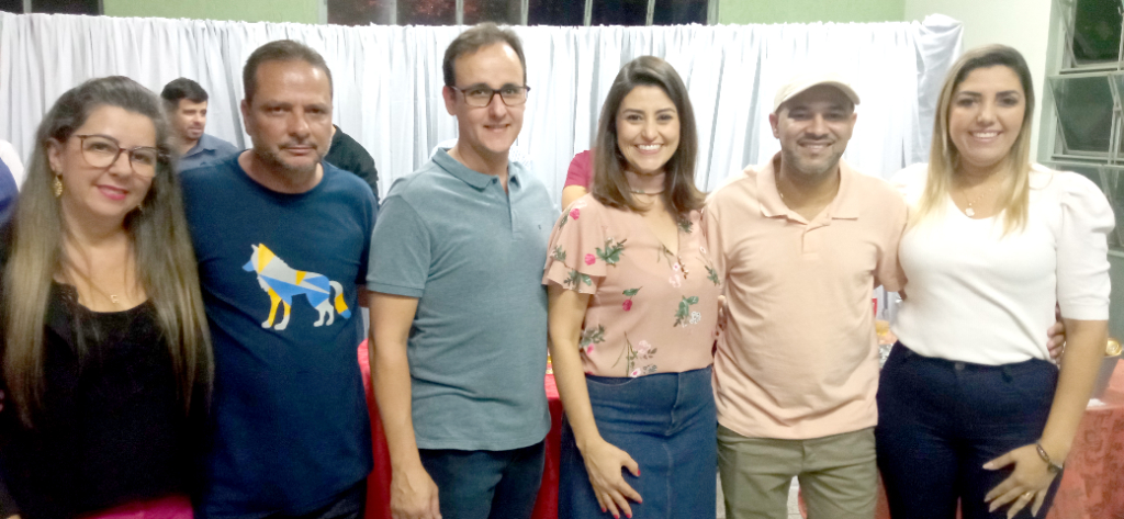 Janaína e seu esposo Rogério, presidente do Assary, Glauco Ventura presidente da ACV e sua esposa Denise e o diretor social do Assary, Baiano e sua esposa Fran presentes no coquetel de lançamento oficial do “Baile Tropical 2022”